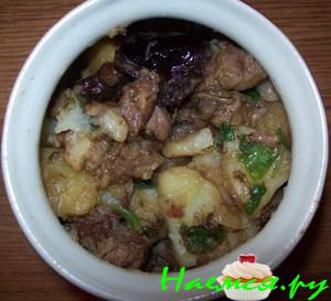 Баранина с картофелем и черносливом в горшочке Баранина с картофелем и черносливом в горшочке