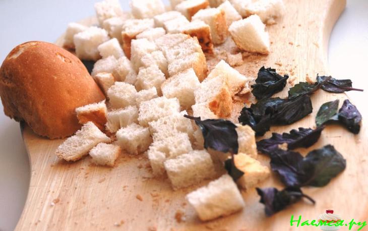 Мясной бульон с клёцками и зеленью