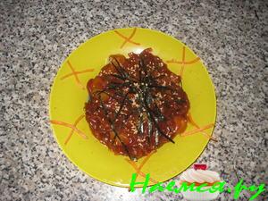 Свинина в кисло-сладком соусе с водорослямии нори