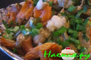 Салат-закуска из маринованных овощей и лисичек