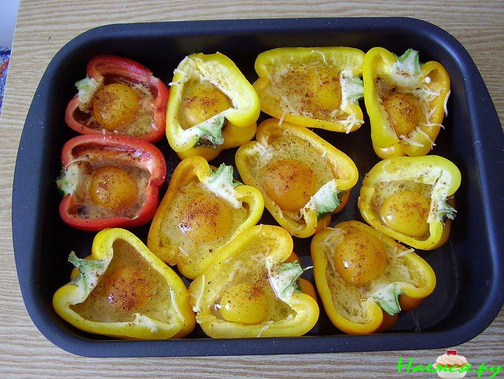 Яйца запеченные в перце