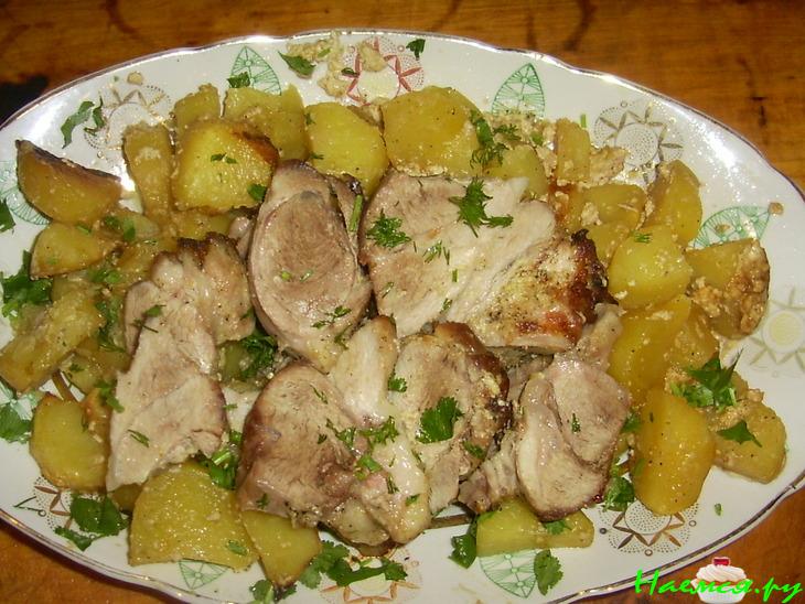 Свиная голенка с картошкой