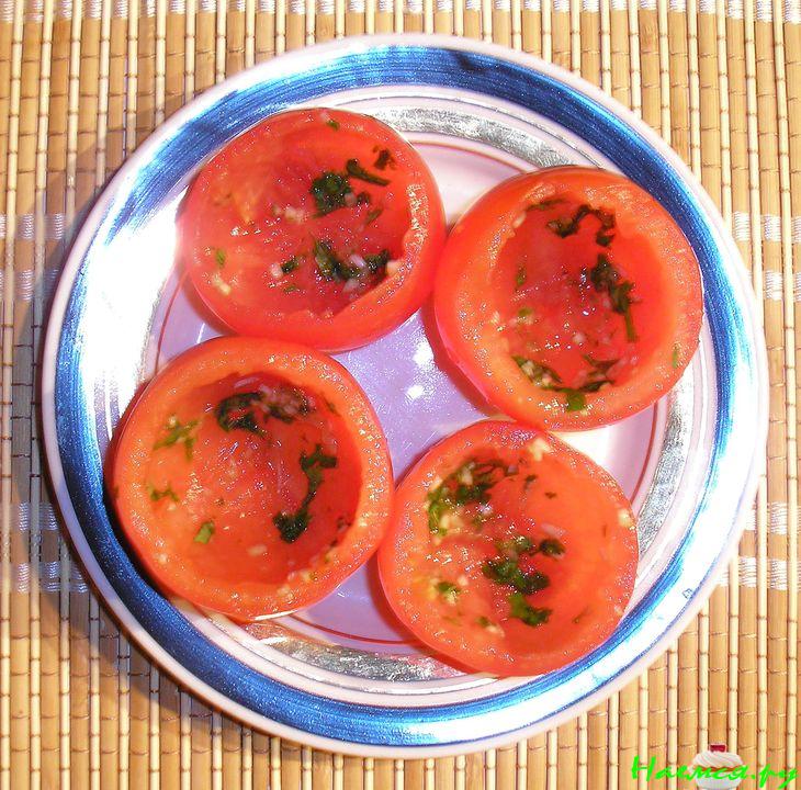 Фаршированные яйцом и зеленью помидоры