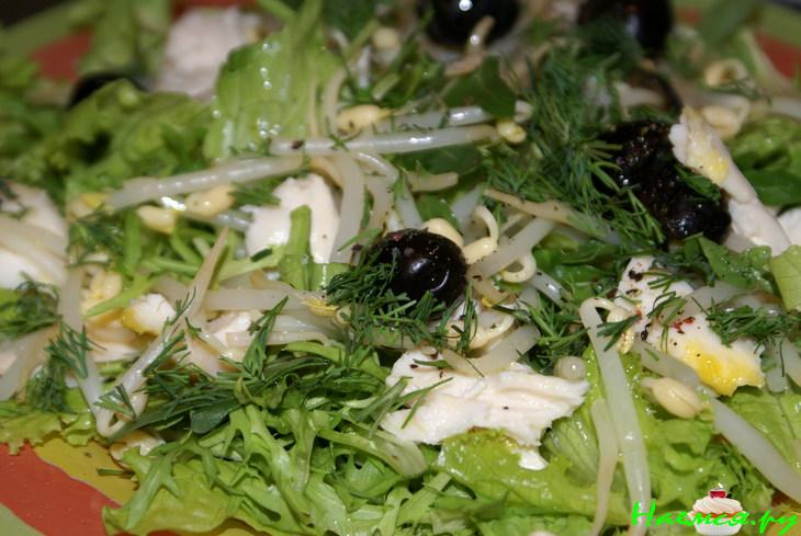 Салат с рыбой, соевыми проростками и маслинами