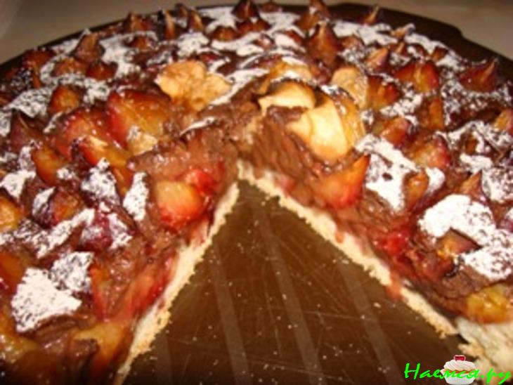 Сливовый пирог "Астра" с шоколадной начинкой