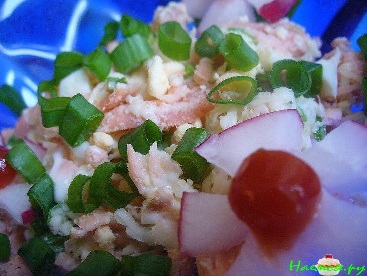 Салат с копченой горбушей
