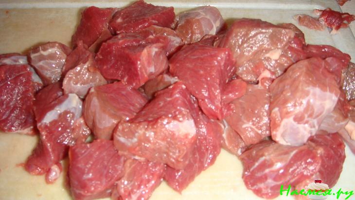 Говядина тушеная с яблоками и помидорами