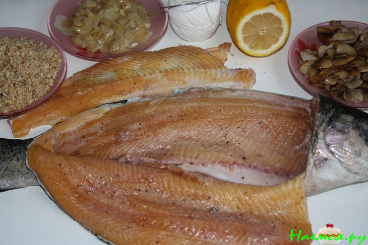 Форель фаршированная грибами и орехами с луком