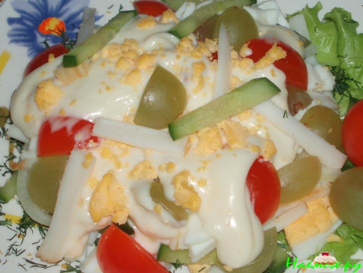 Салат 'Кальмар с виноградом'