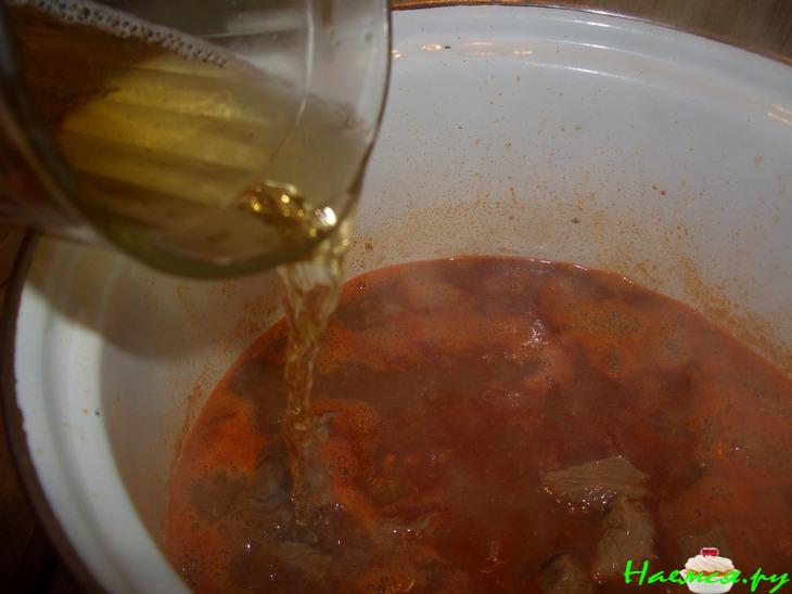 Говядина с изюмом в хлебном соусе