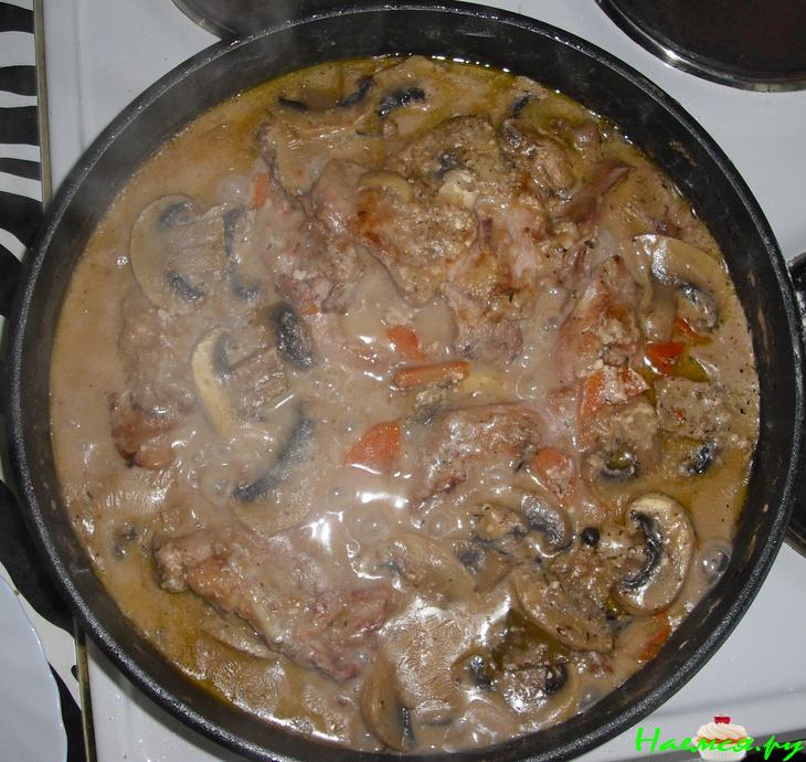 Кролик в сметане