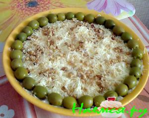 Салат из курицы с яблоком и курагой