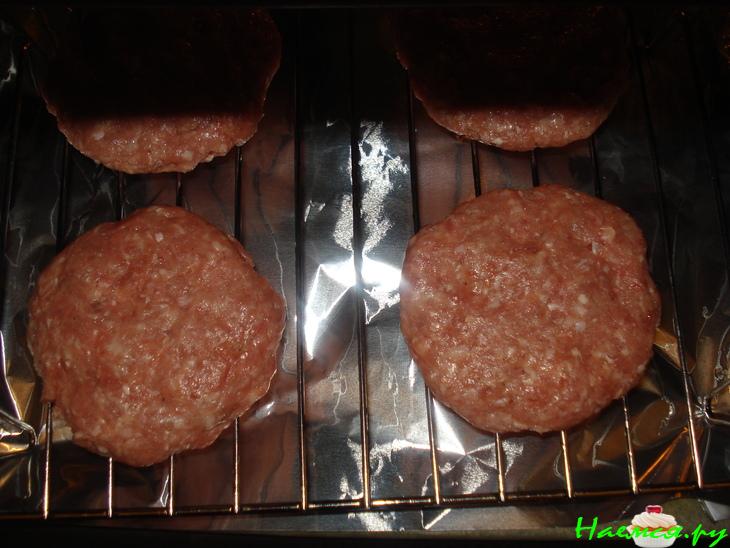 Котлеты с копчёным сыром и соусом из сладкого перца Котлеты с копчёным сыром и соусом из сладкого перца