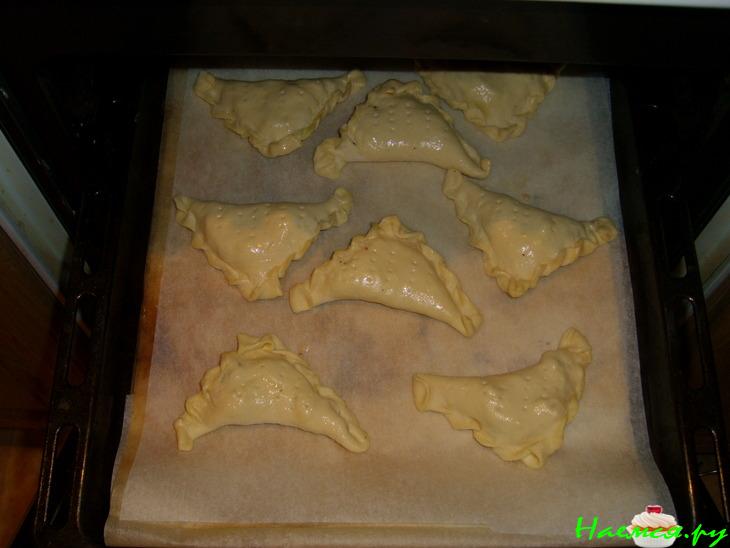 Пирожки из слоеного теста с курицей и грибами