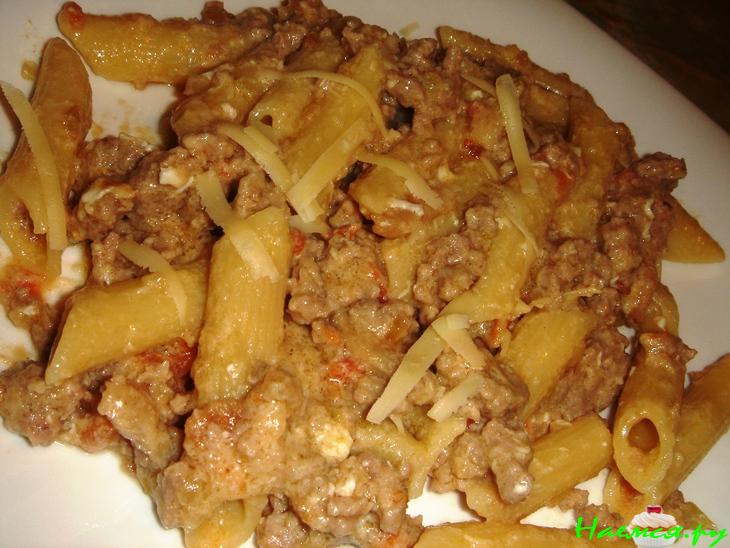 Пенне с мясным соусом и яйцом "Пашот"