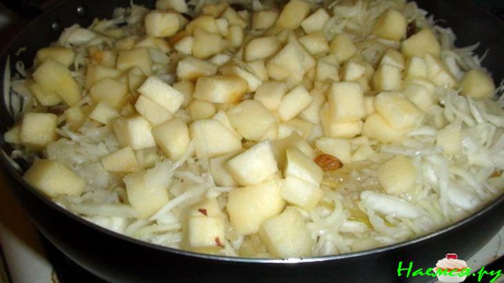 Капуста тушёная с изюмом, яблоками и мускатом Капуста тушёная с изюмом, яблоками и мускатом