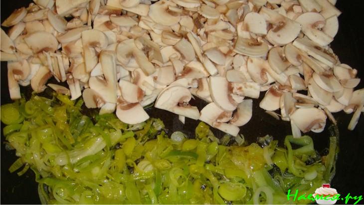 Куриные крылышки фаршированные шампиньонами с луком пореем