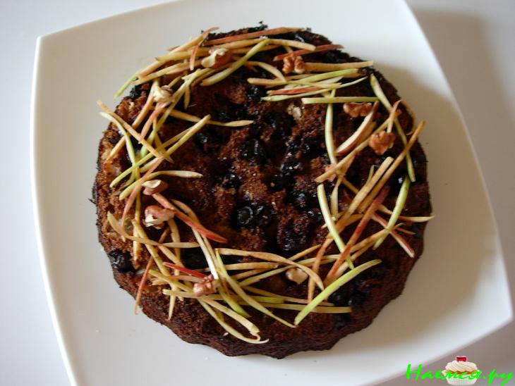 Кекс шоколадный с черной смородиной и "медовыми" яблоками