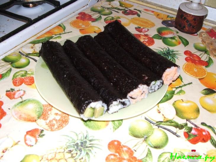 Роллы с авокадо, с икрой мойвы