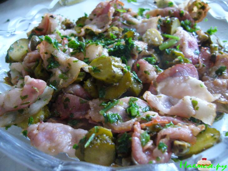 Ветчина, жаренная с маринованными корнишонами и каперсами Ветчина, жаренная с маринованными корнишонами и каперсами