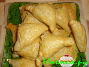 Пирожки из слоеного теста с курицей и грибами