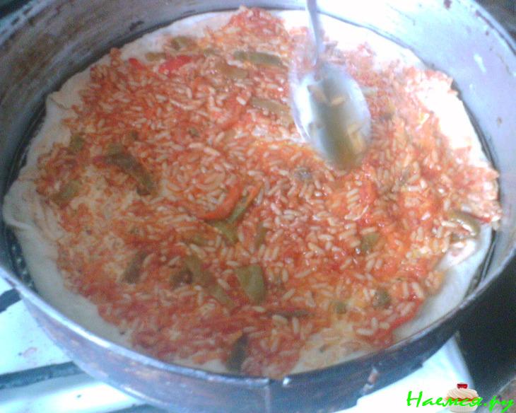 Пицца мясная с консервированным салатом из сладкого перца и риса