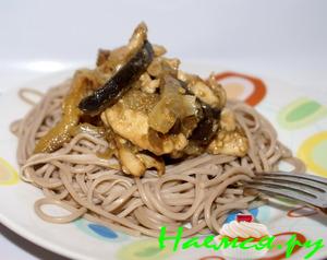Куриное филе с баклажанами по китайски с гречневой лапшой