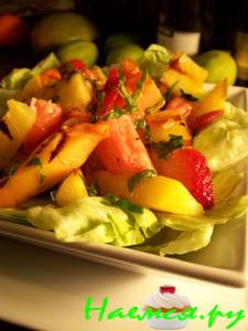 Крабовый салат с фруктовым сальса