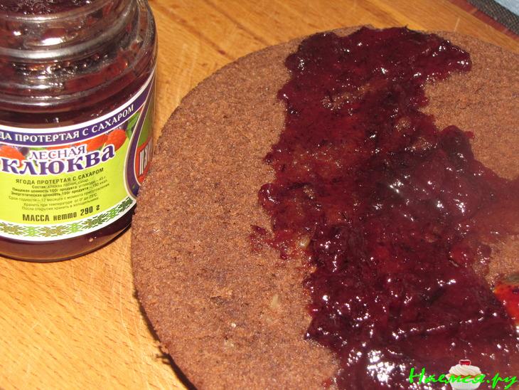 Шоколадный тортик с клюковкой, приготовленный в СВЧ