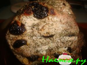 Свинина запечённая с чесноком и черносливом Свинина запечённая с чесноком и черносливом