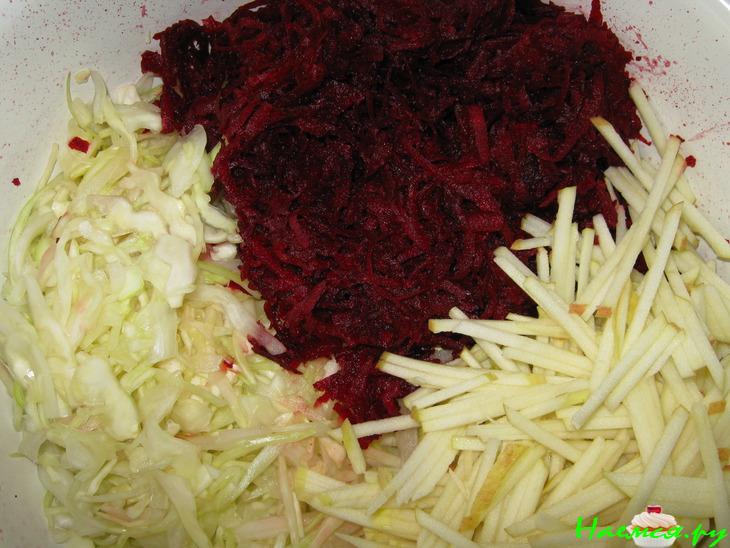 Розовый салат с капустой, свеклой и яблочком