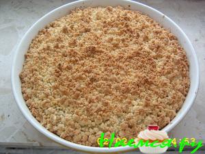 Пирог с вишнёво-пудинговой начинкой под штройзелем