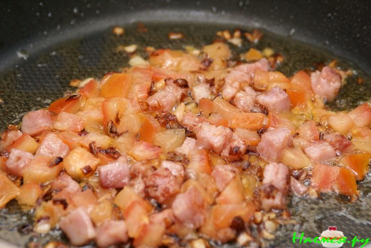 Омлет с ветчиной, луком, сыром и помидорами Омлет с ветчиной, луком, сыром и помидорами