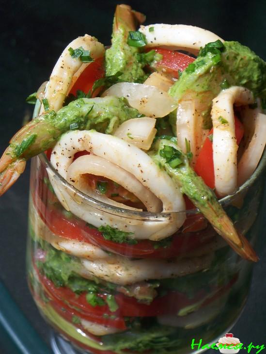 Коктейль с креветками и кальмарами