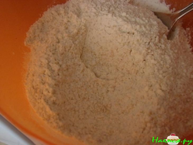 Пирог из кус-куса с сиропом из чернослива