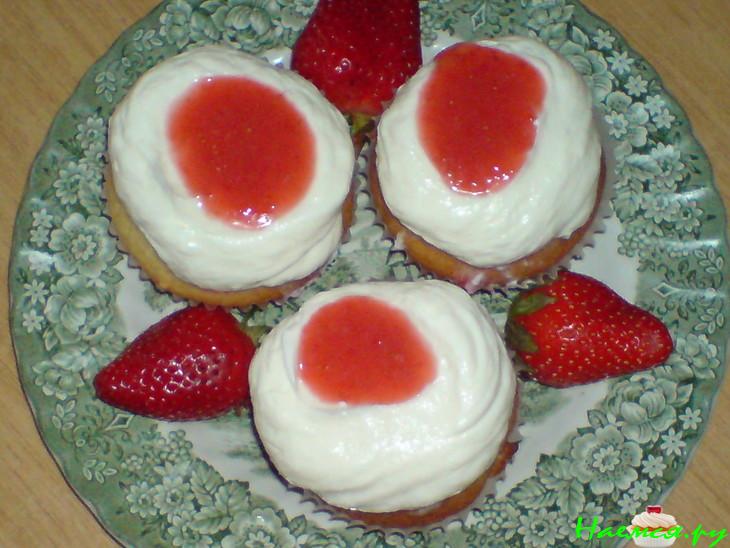 Маффины с 'шапкой' из Маскарпоне и клубничным пюре
