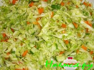Салат весенний со свежей капустой