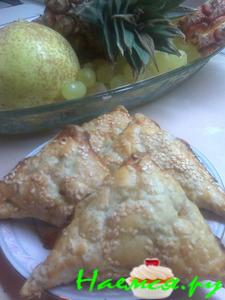 Слоеные пирожки с начинкой из тунца, сыра и овощей Слоеные пирожки с начинкой из тунца, сыра и овощей