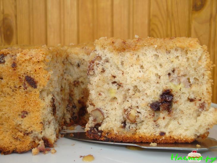 Пирог с орехами, бананом и шоколадом