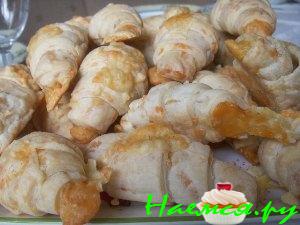 Сырные рогалики из слоеного теста