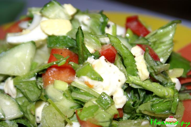 Салат с мягким сыром и кисло-сладкой заправкой