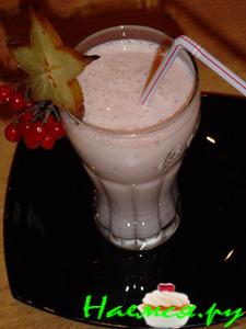 Коктейль кисло-молочный с бананами и ягодами
