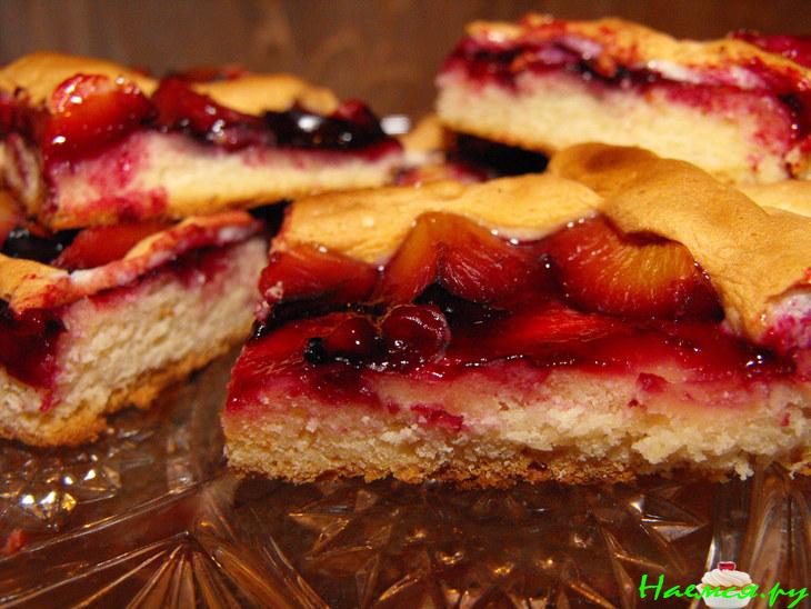 Сливовый пирог с решеткой из безе