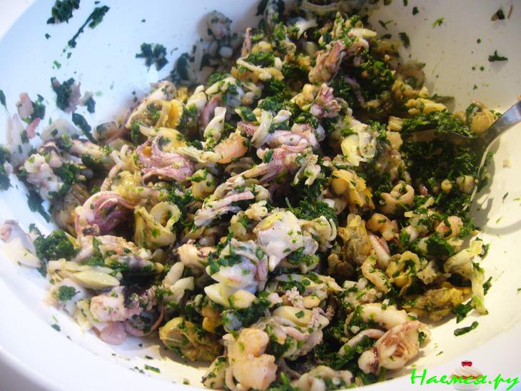 Морской коктейль со шпинатом под соусом бешамель