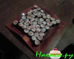 Суши-роллы в маринаде под соусом Суши-роллы в маринаде под соусом