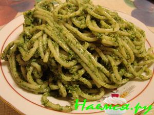 Спагетти с зеленым соусом
