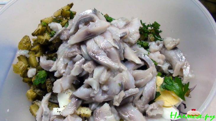 Селёдочный салат с яйцом и корнишонами