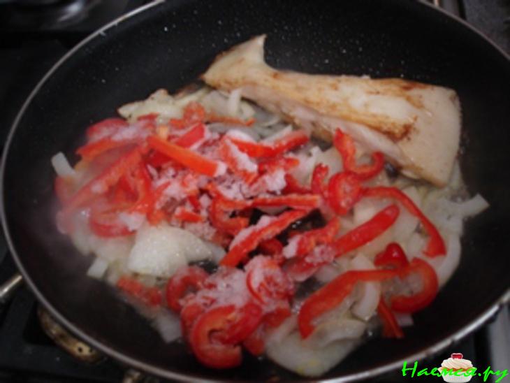 Камбала жаренная в томатном соусе