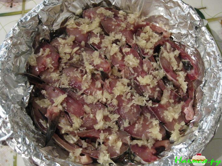 Карп в томатном соусе с чесноком