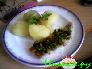 Жареная рыба с зелёным соусом